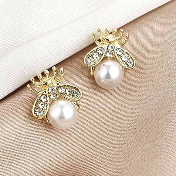 💕5/$18 Bee Stud Earrings - Picture 1 of 2